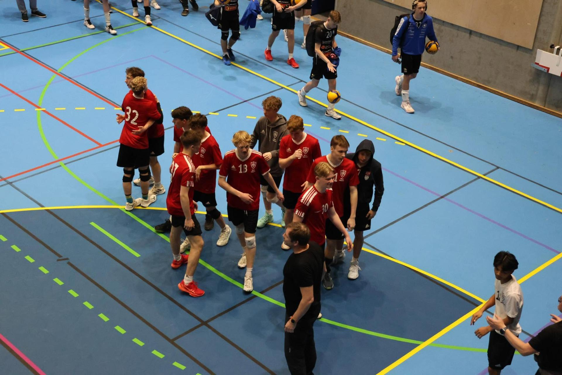 Laget forlater banen sammen